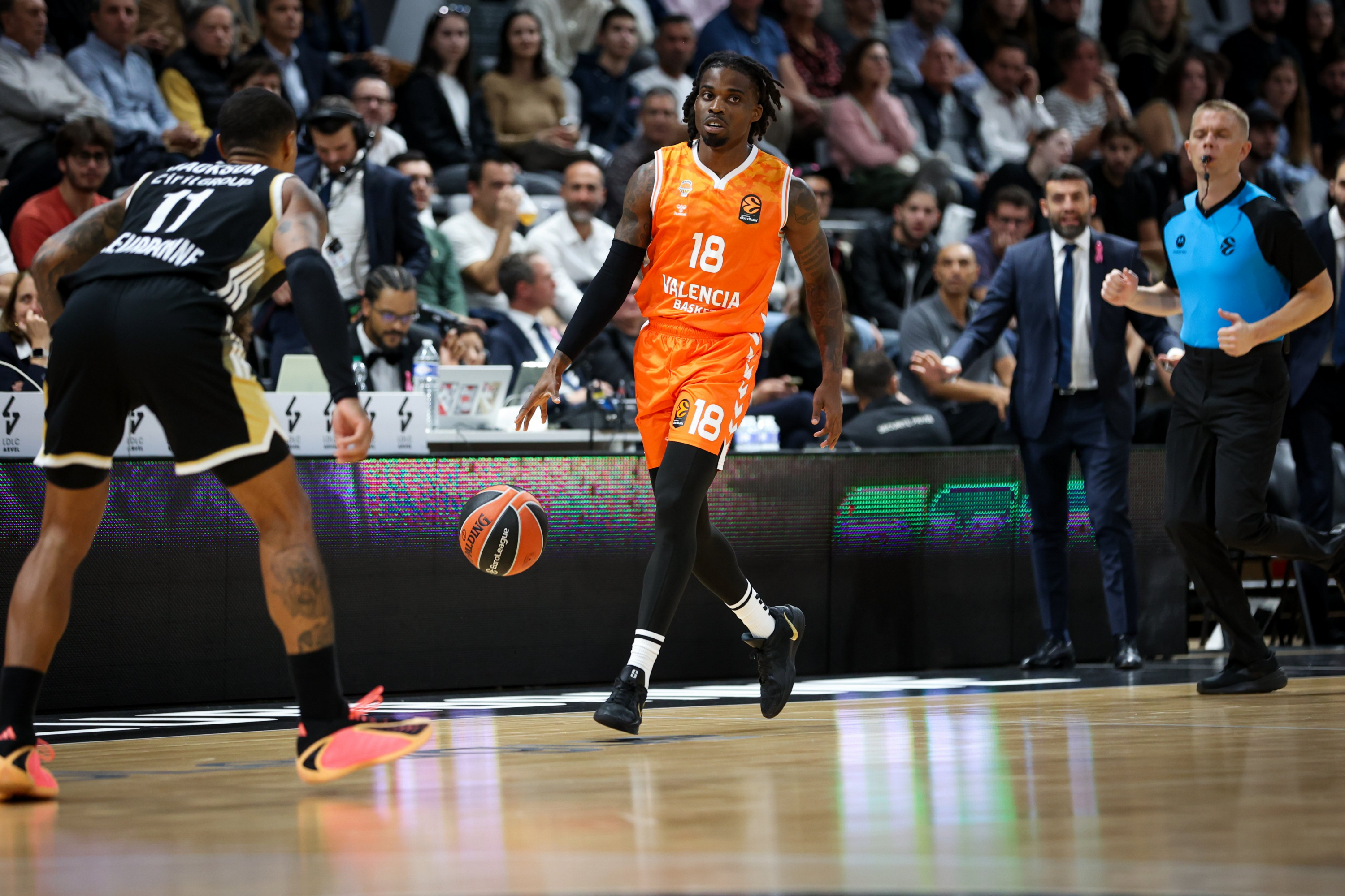 Ike Iroegbu sube el balón en un ataque del Valencia Basket.