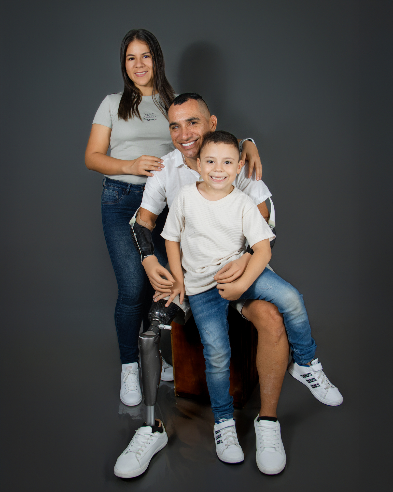 Mochoman y su familia, posando para la cámara.