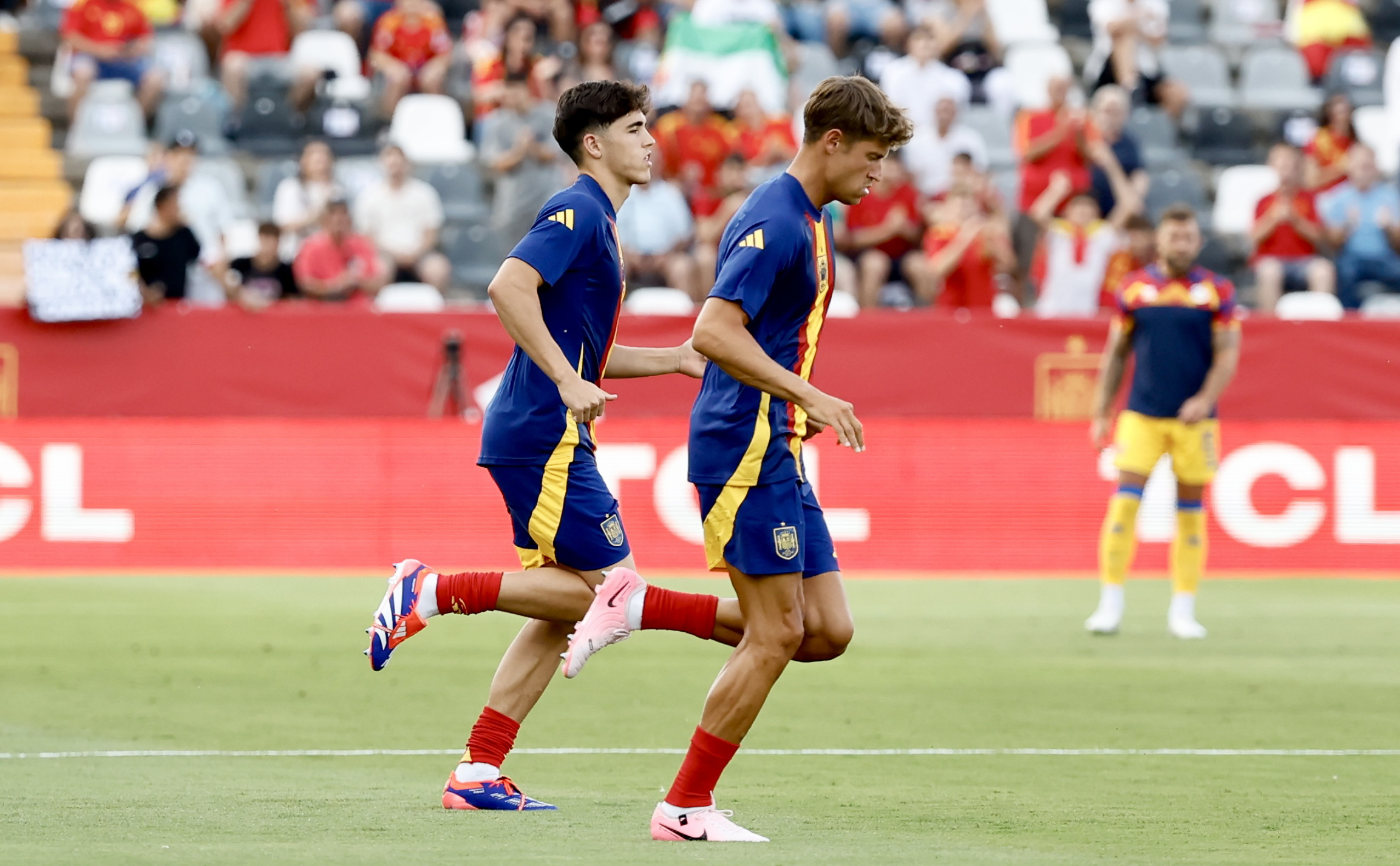 Llorente calienta en su último partido con la selección española.