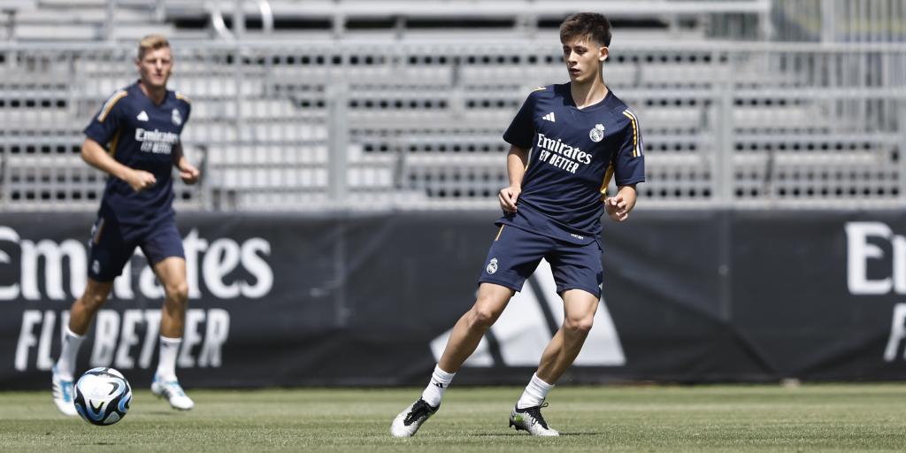 Arda Güler y Toni Kroos durante un entrenamiento en UCLA.