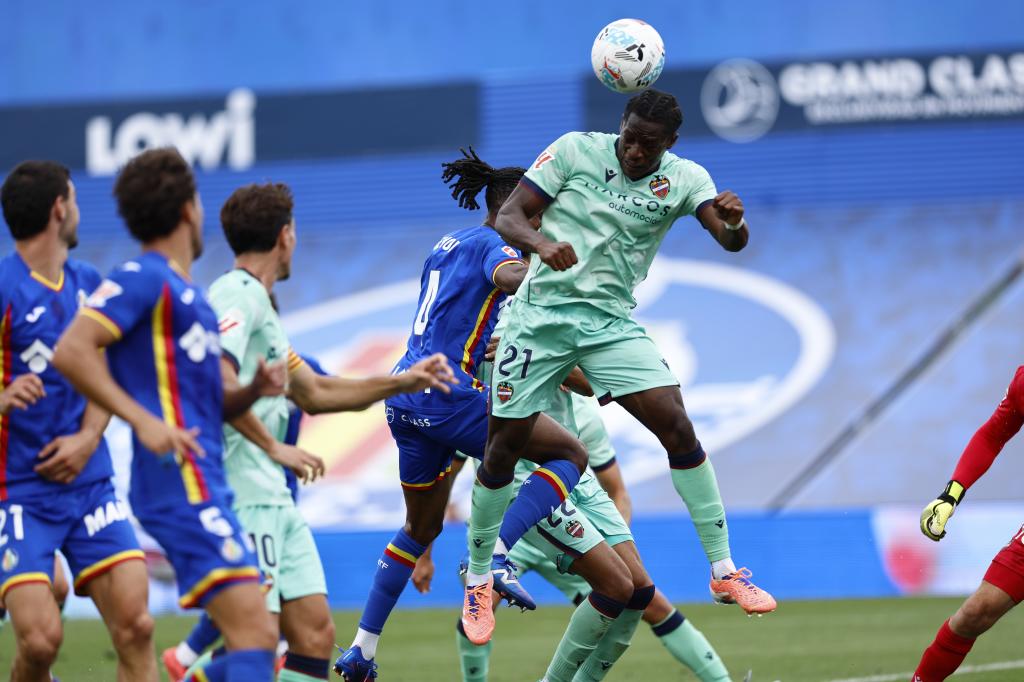 El delantero camerunés del Levante Etta Eyong durante el partido de la jornada 7 de LaLiga EA Sports que disputan Getafe y Levante este sábado en el estadio Coliseum. EFE/ Rodrigo Jiménez