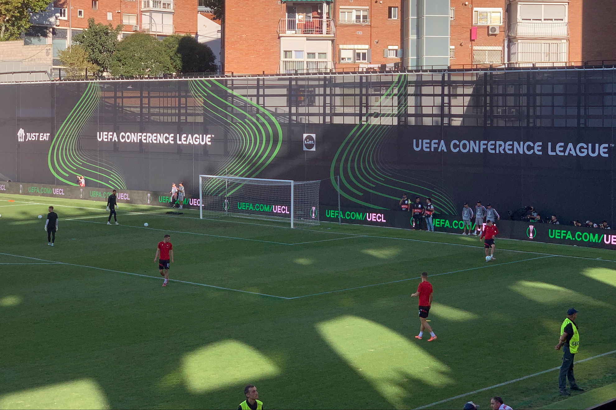El muro del estadio de Vallecas, con los logos de la Conference