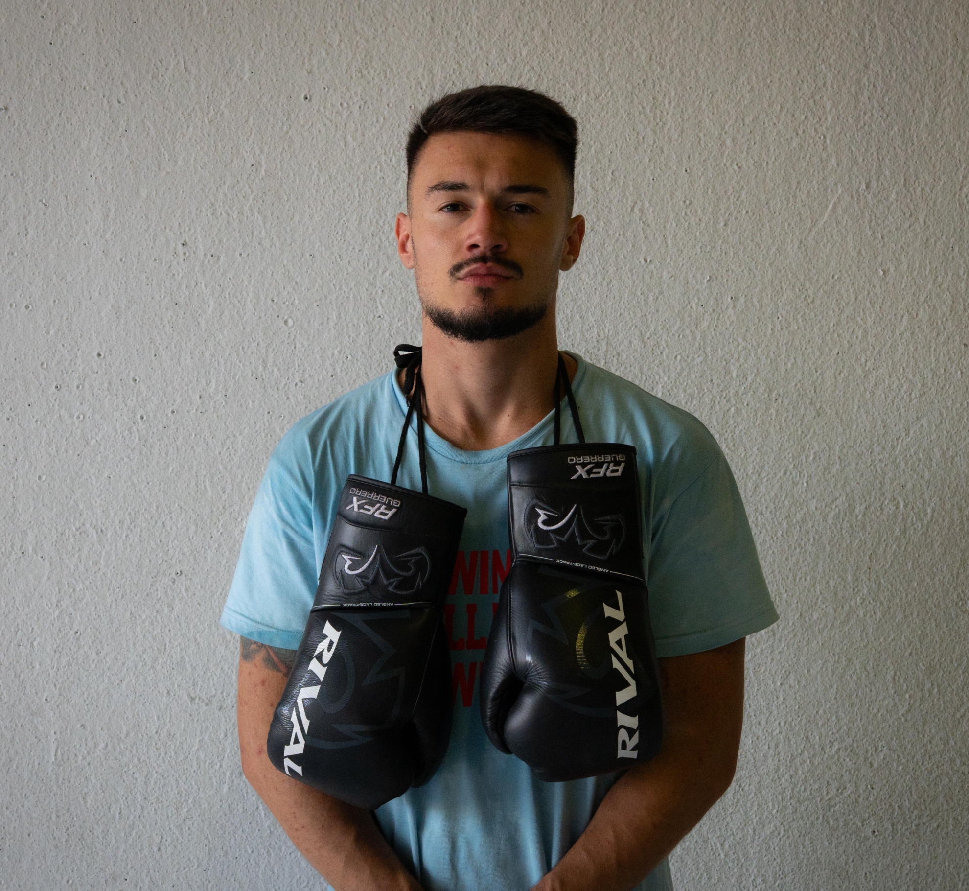 Antonio Collado con sus guantes de Rival.