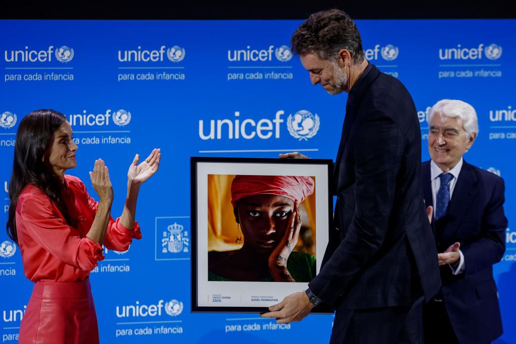 La reina Letizia (i), acompañada el presidente de UNICEF España con Gasol