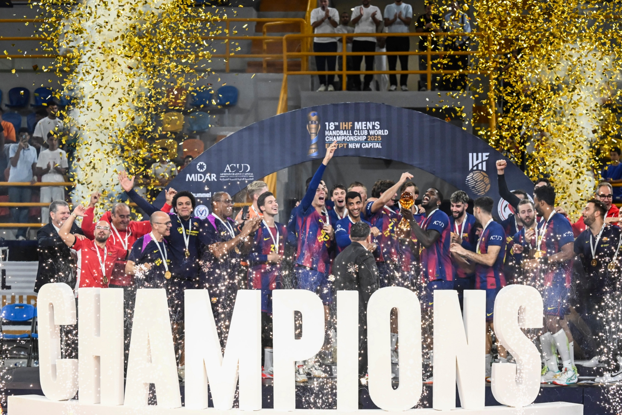 Los jugadores del Barça con el trofeo tras vencer al Veszprém.