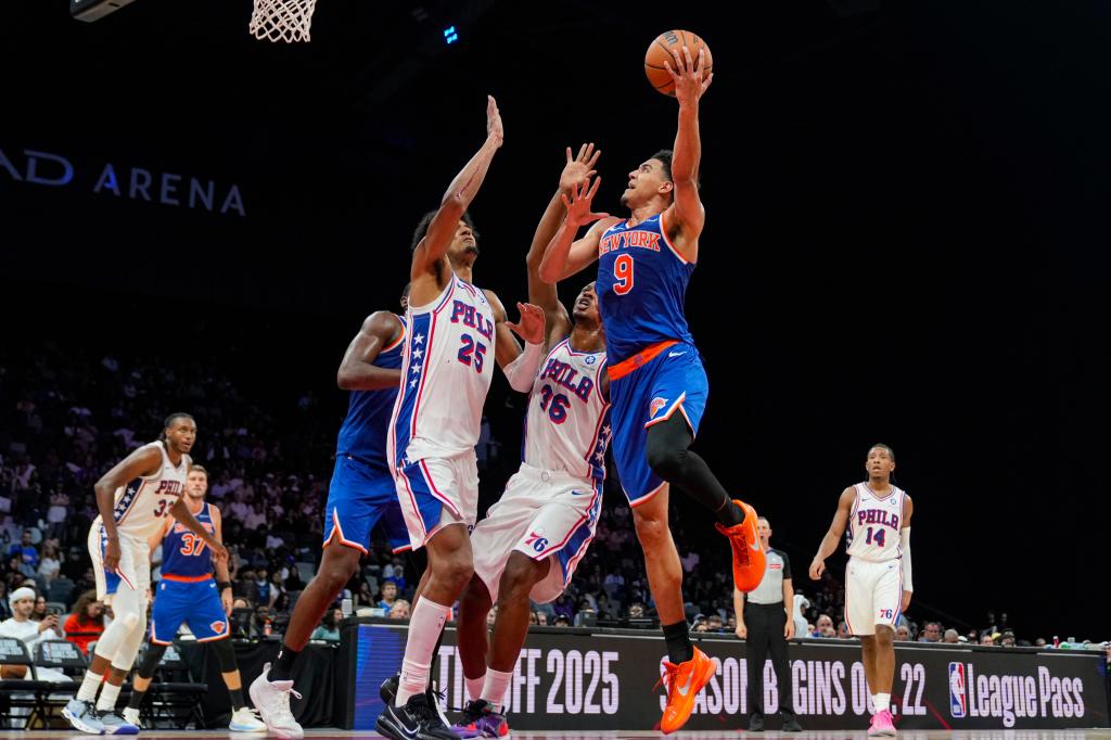 Kevin McCullar Jr. lanza sobre Dominick Barlow.