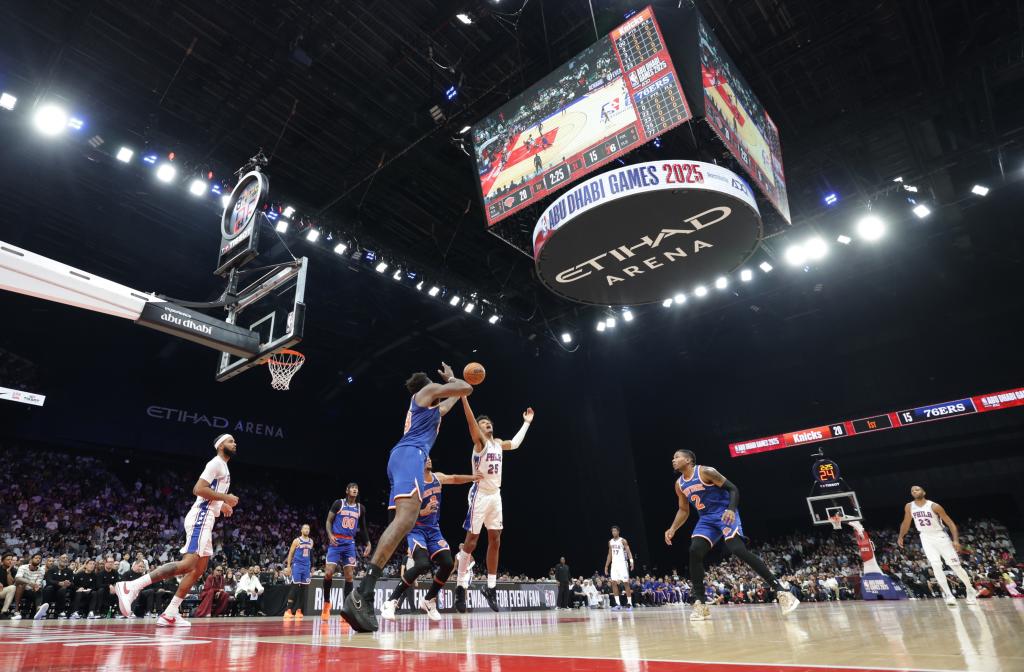 Una imagen del partido en Abu Dabi entre los Knicks y los Sixers.