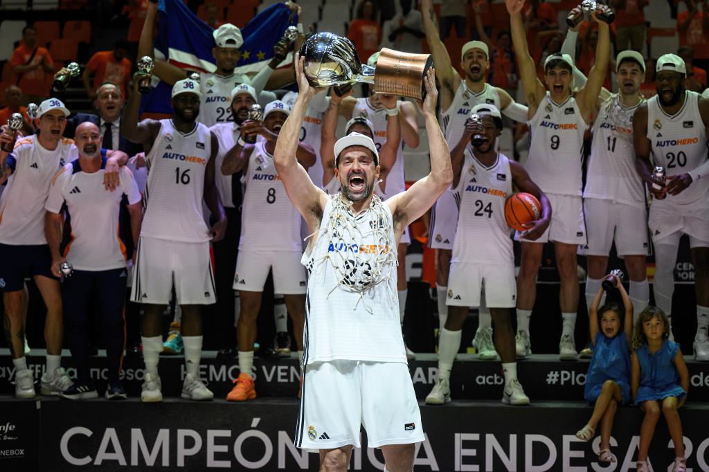 Llull levanta el trofeo de campeón de Liga que conquistó el Madrid la pasada campaña.
