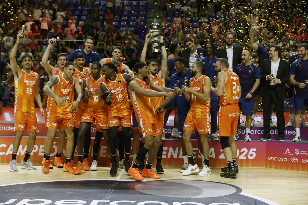 La plantilla del Valencia celebra la conquista de la Supercopa tras ganar al Madrid en la final.