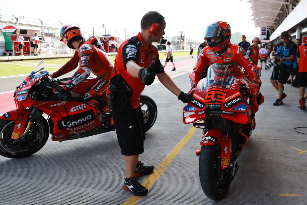 Bagnaia y Marc Márquez, en el 'Pit Lane' de Mandalika.