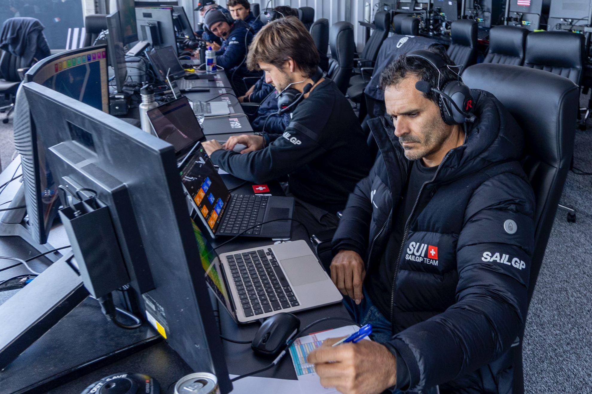 Javi Torres y Bernat Cortés trabajando durante un Gran Premio de SailGP.