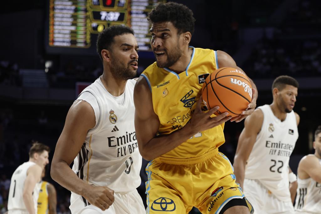 Trey Lyles defiende a Louis Labeyrie.