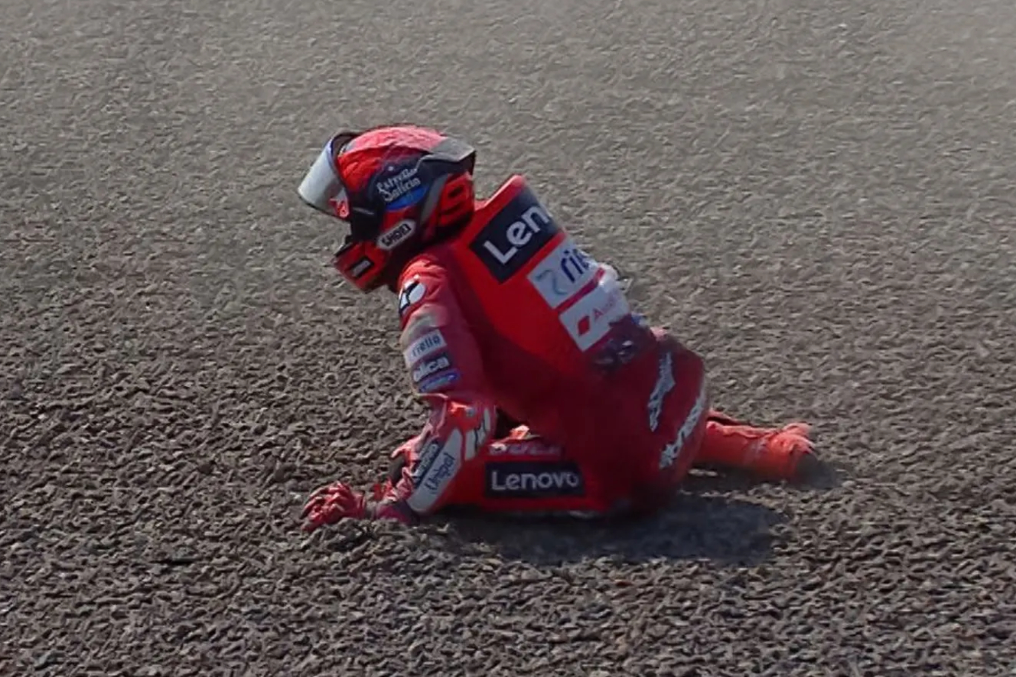 Marc, sobre la grava de la pista donde se celebra el GP de Indonesia.