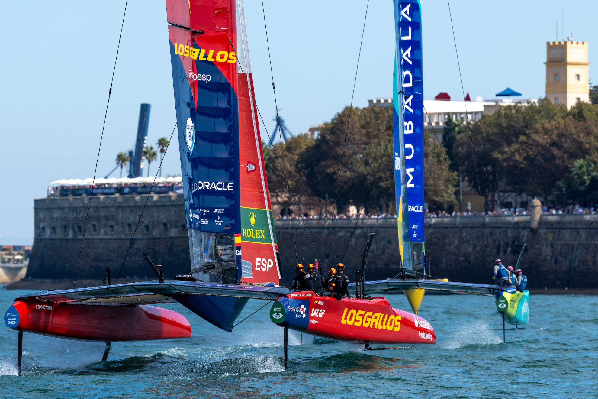 'Los Gallos', en primer plano en la bahía de Cádiz.