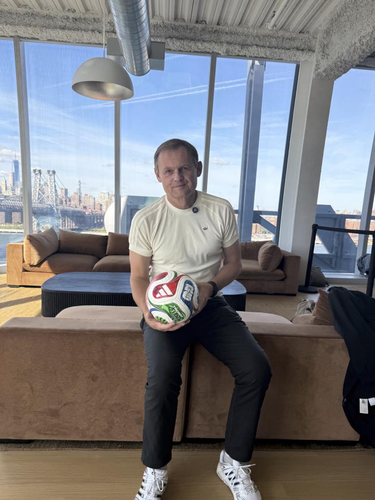 Bjorn Gulden CEO de Adidas posa con el Trionda en Nueva York