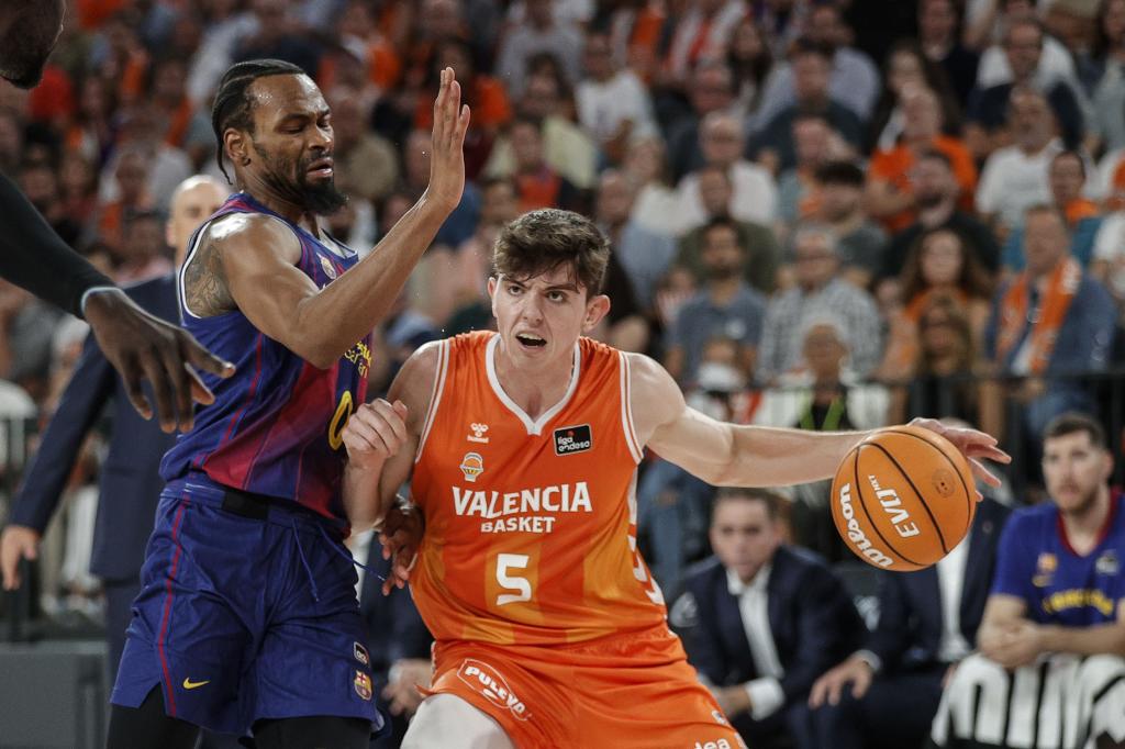 Sergio De Larrea trata de superar la defensa de Kevin Punter.