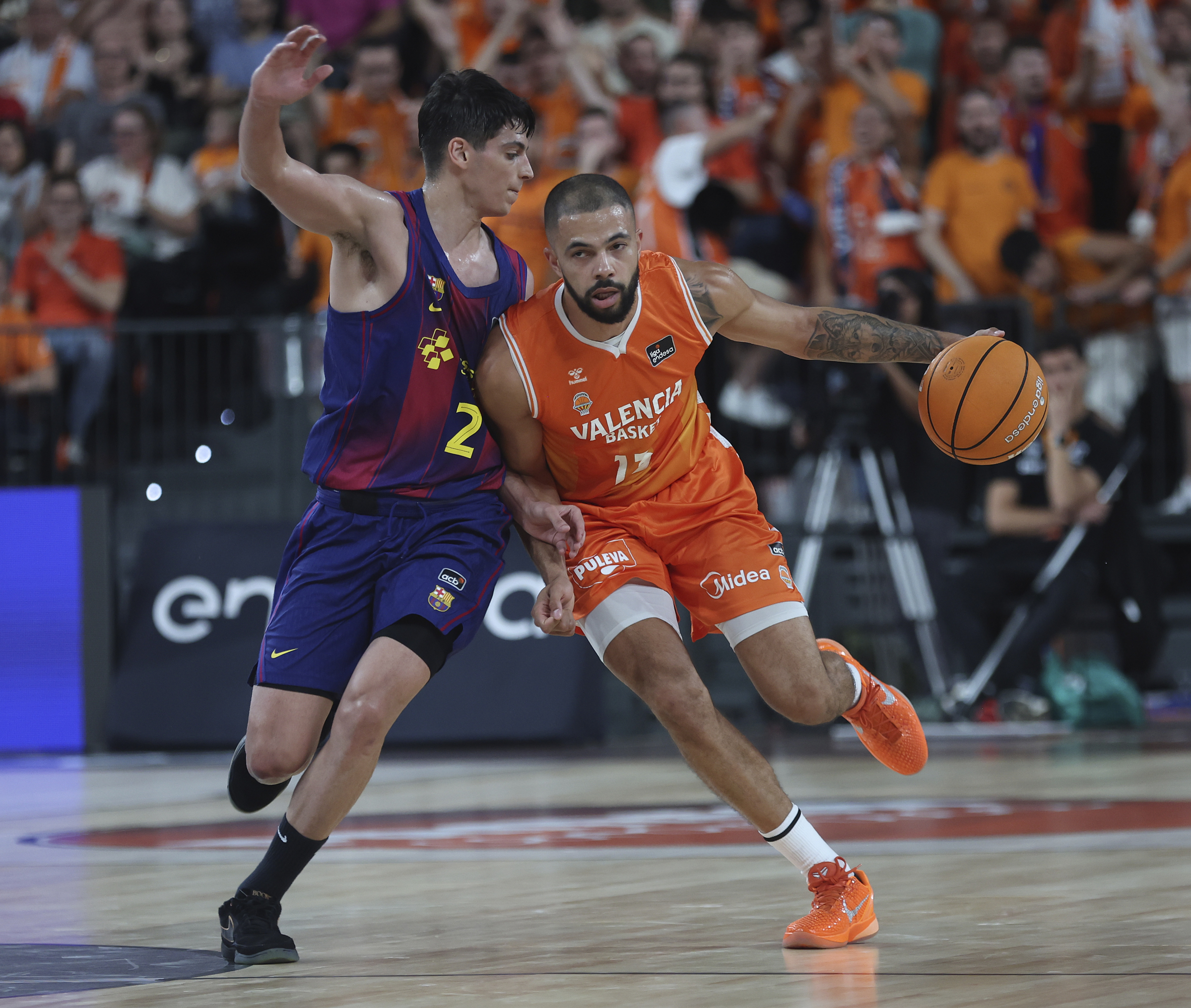 Darius Thompson sube el balón ante la defensa de Juani Marcos.