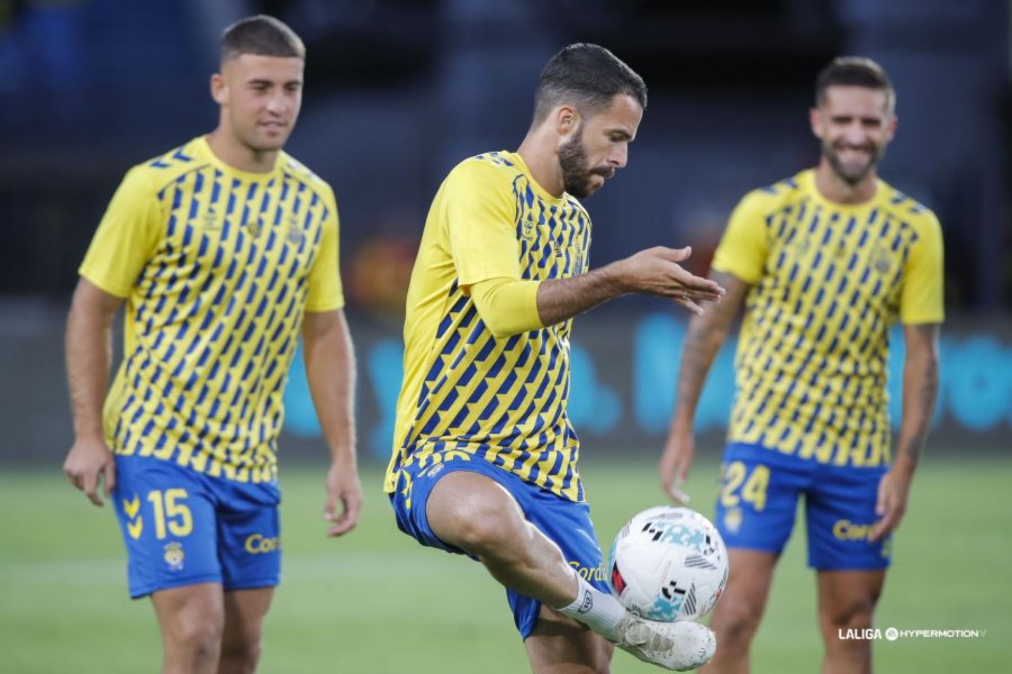 Kirian tocando el balón durante el calentamiento de Las Palmas antes de afrontar el partido ante el Cádiz.
