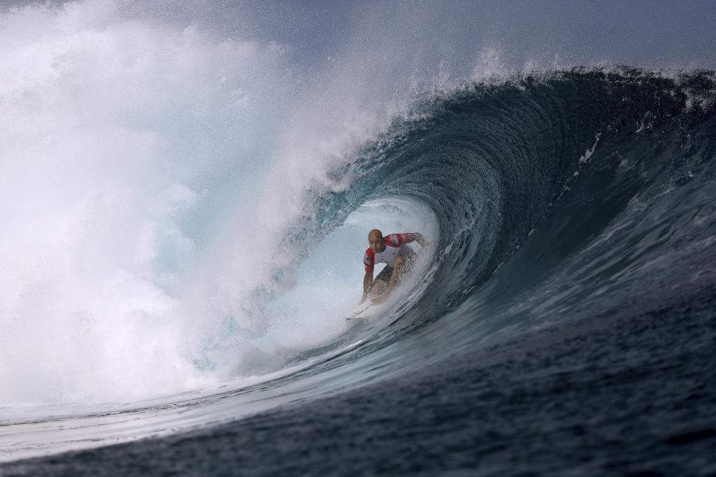 Kelly Slater surfeando