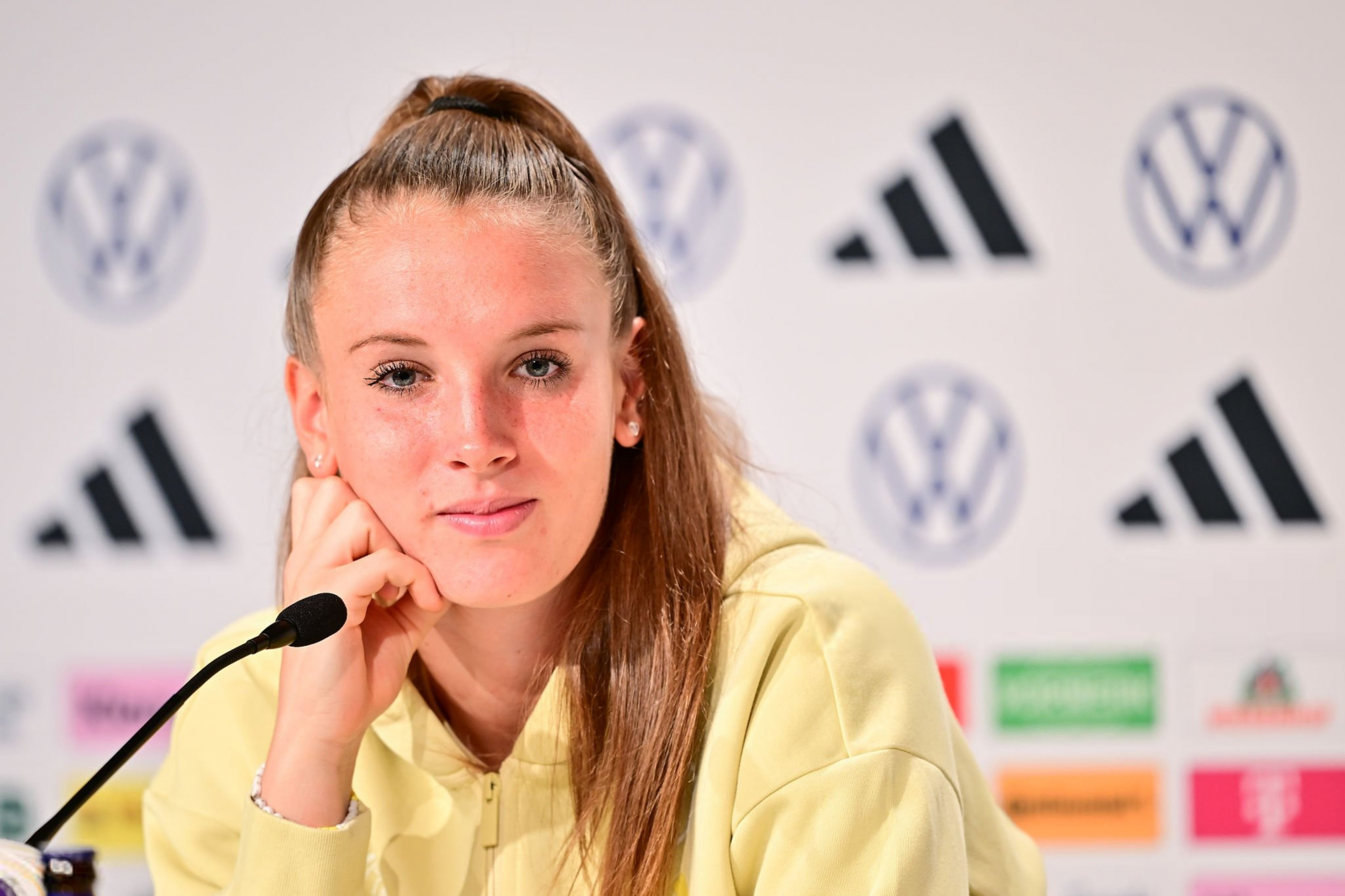 Ena Mahmutović, durante una rueda de prensa en la Eurocopa