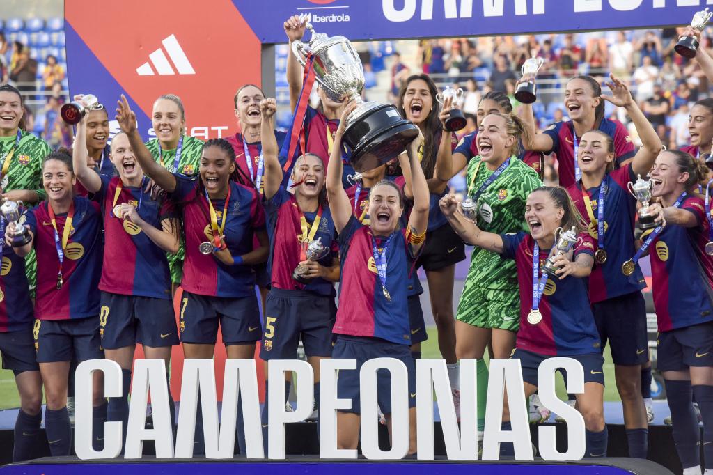 Las jugadoras del Barcelona celebran su victoria en la final de la Copa de la Reina en El Alcoraz