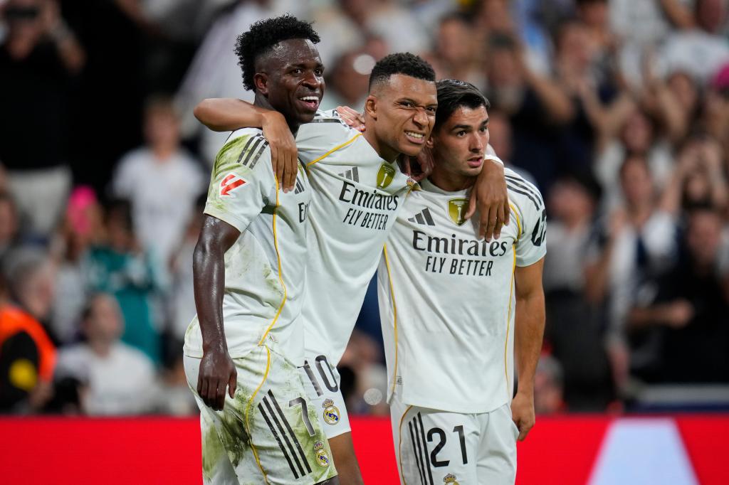 Mbappé festeggia con Tchouameni e Brahim