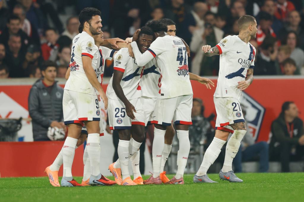 I giocatori del PSG esultano per il gol di Nuno Mendes