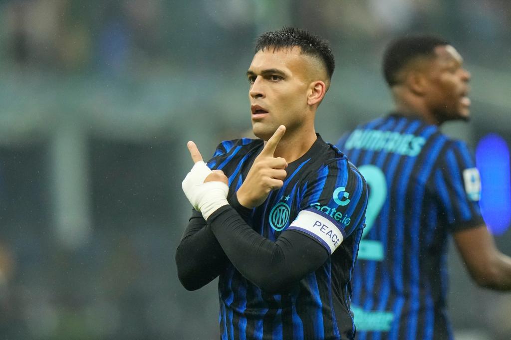 Lautaro Martínez dell'Inter esulta dopo aver aperto le marcature nella partita di Serie A contro la Cremonese di sabato 4 ottobre 2025.