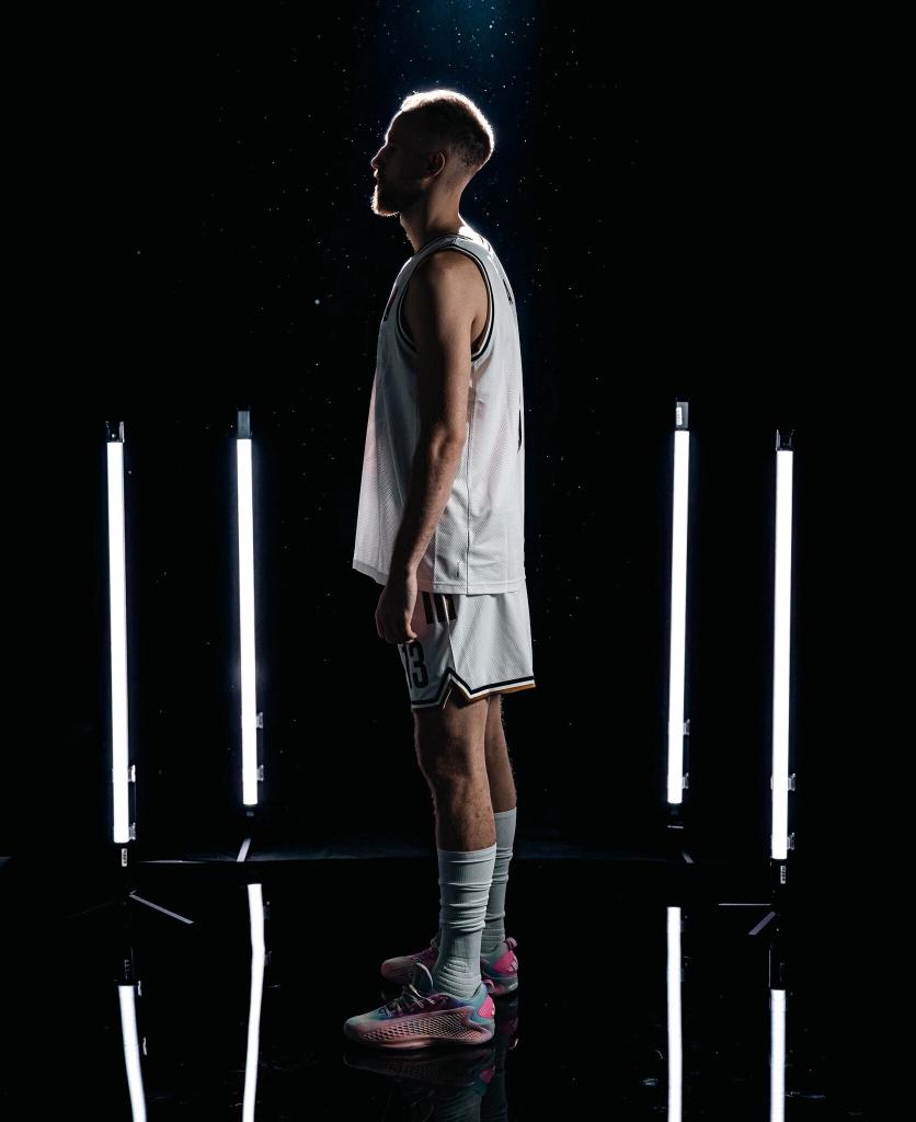 Musa posa en el Media Day del Dubai Basketball.
