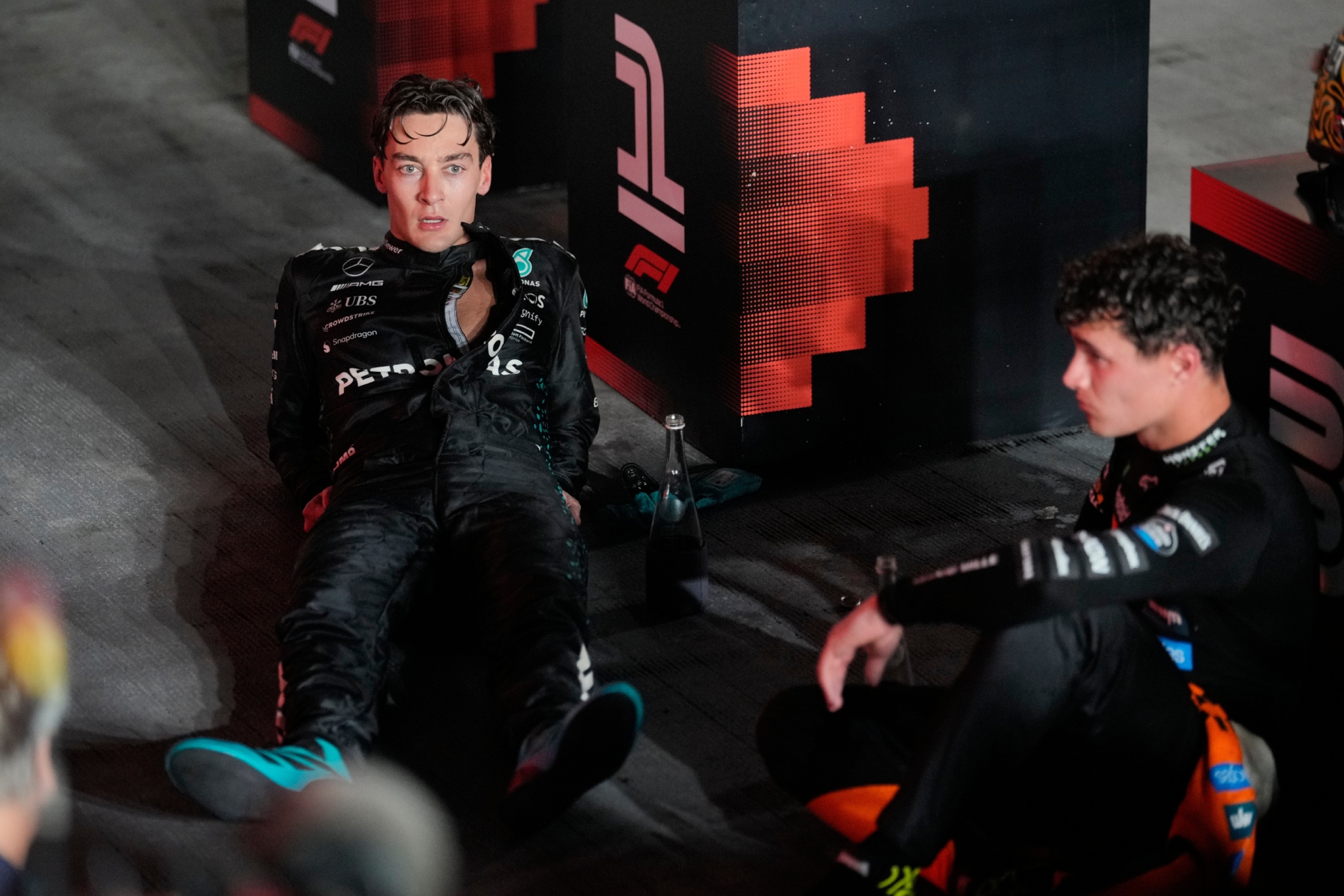 George Russell descansa junto a  Lando Norris tras el GP de Singapur.