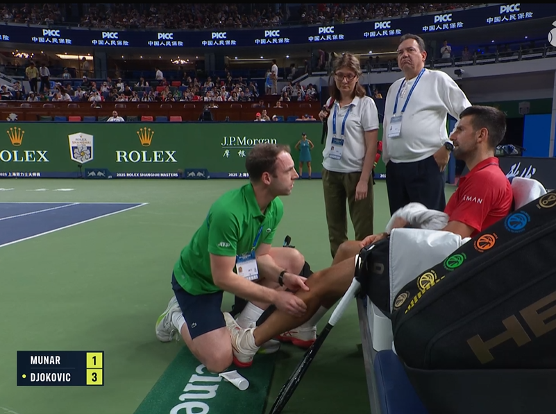 Djokovic siendo atendido por el fisio.