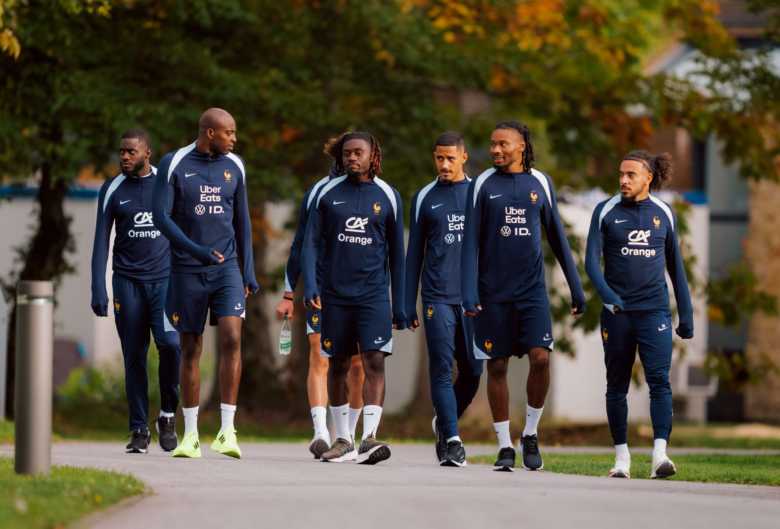 Los hombres de Didier Deschamps de camino al entrenamiento.