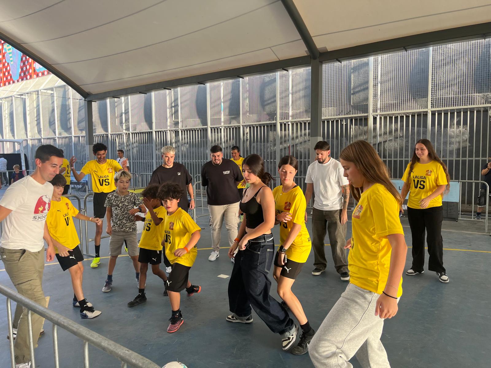 Influencers y Pep Chavarría jugando con los chicos y chicas del equipo Dragones de Lavapiés