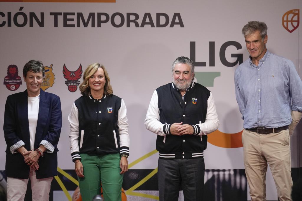 La ministra de Educación, Formación Profesional y Deportes, Pilar Alegría (2i); la presidenta de la FEB, Elisa Aguilar; el presidente de la ACB, Antonio Martín (dcha), y el presidente del Consejo Superior de Deportes (CSD), José Manuel Rodríguez Uribes, presentan la nueva Liga U de baloncesto impulsada por la ACB, la Federación Española de Baloncesto y el CSD.