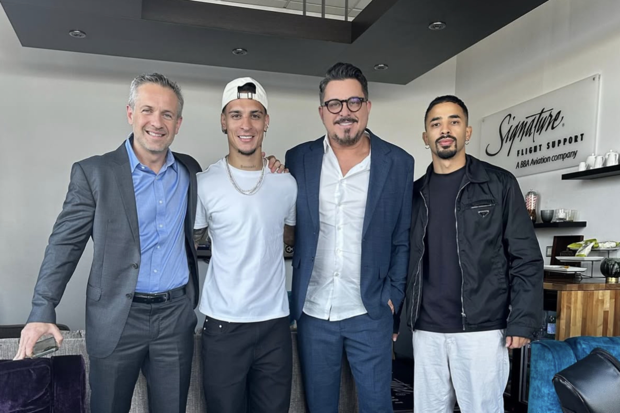 Antony, con sus representantes