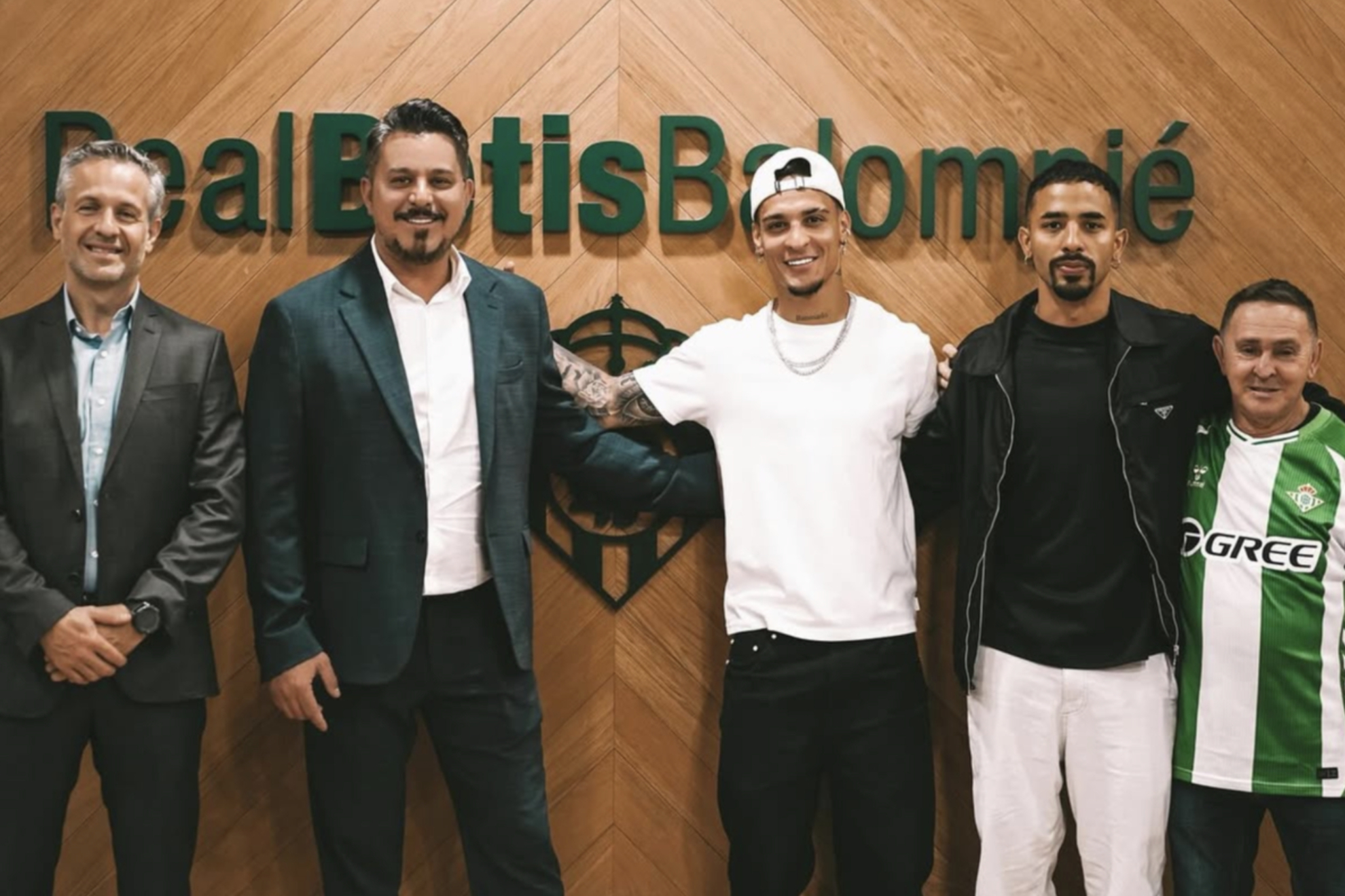 Antony, con sus agentes y su padre