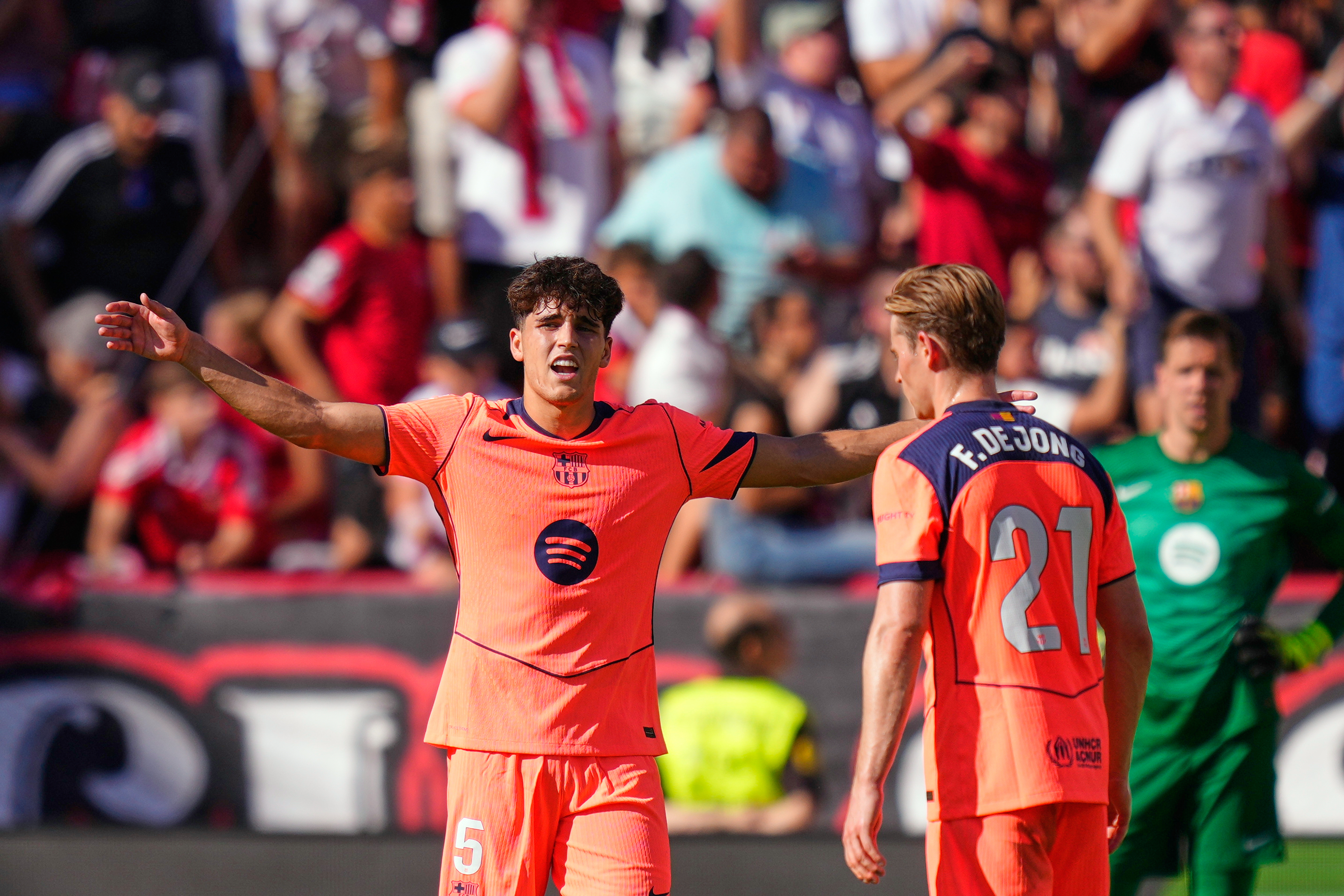 Cubarsí y De Jong, en el partido frente al Sevilla.