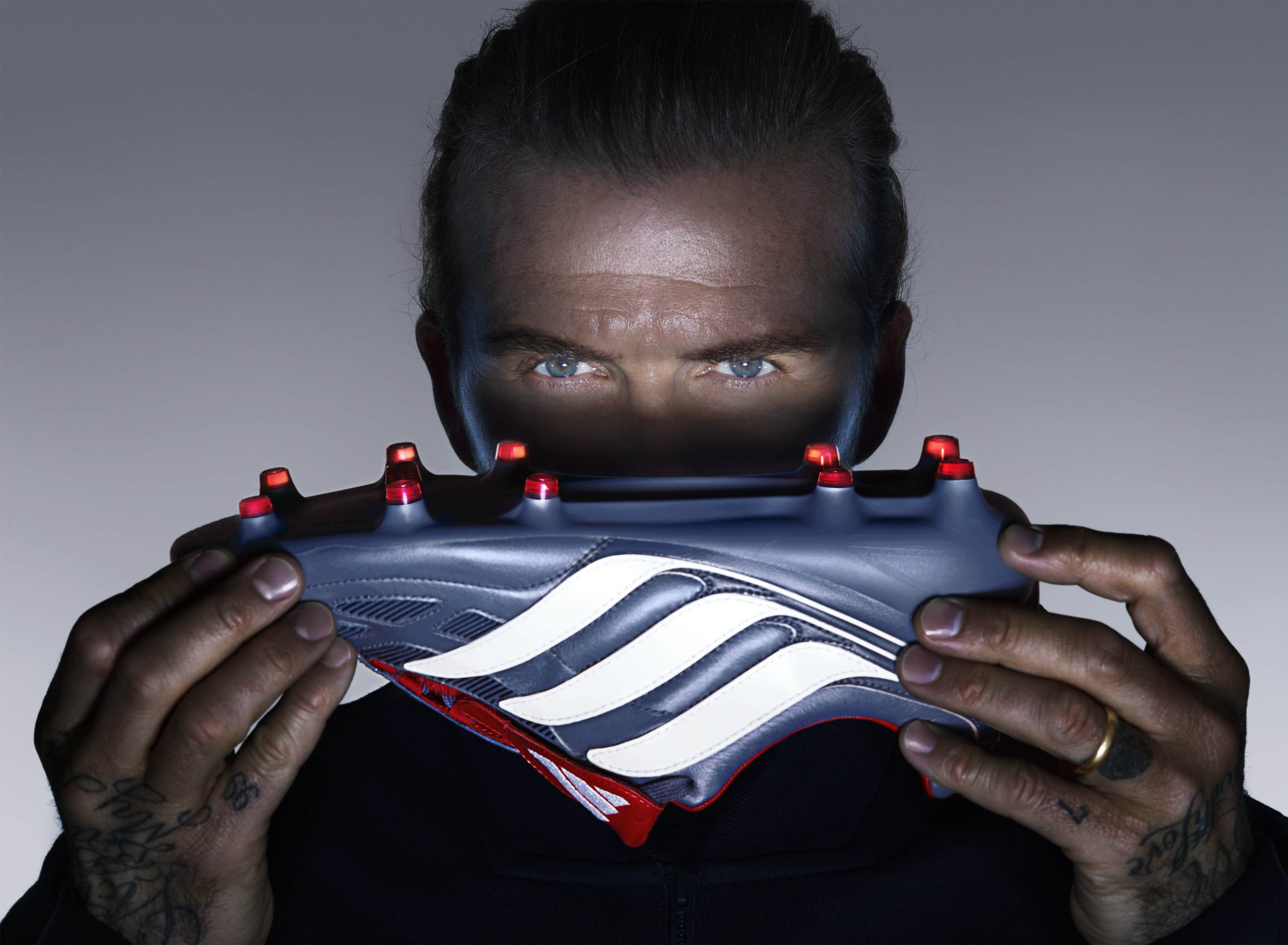 Imagen promocional de Beckham con el modelo de botas Predator de Adidas.