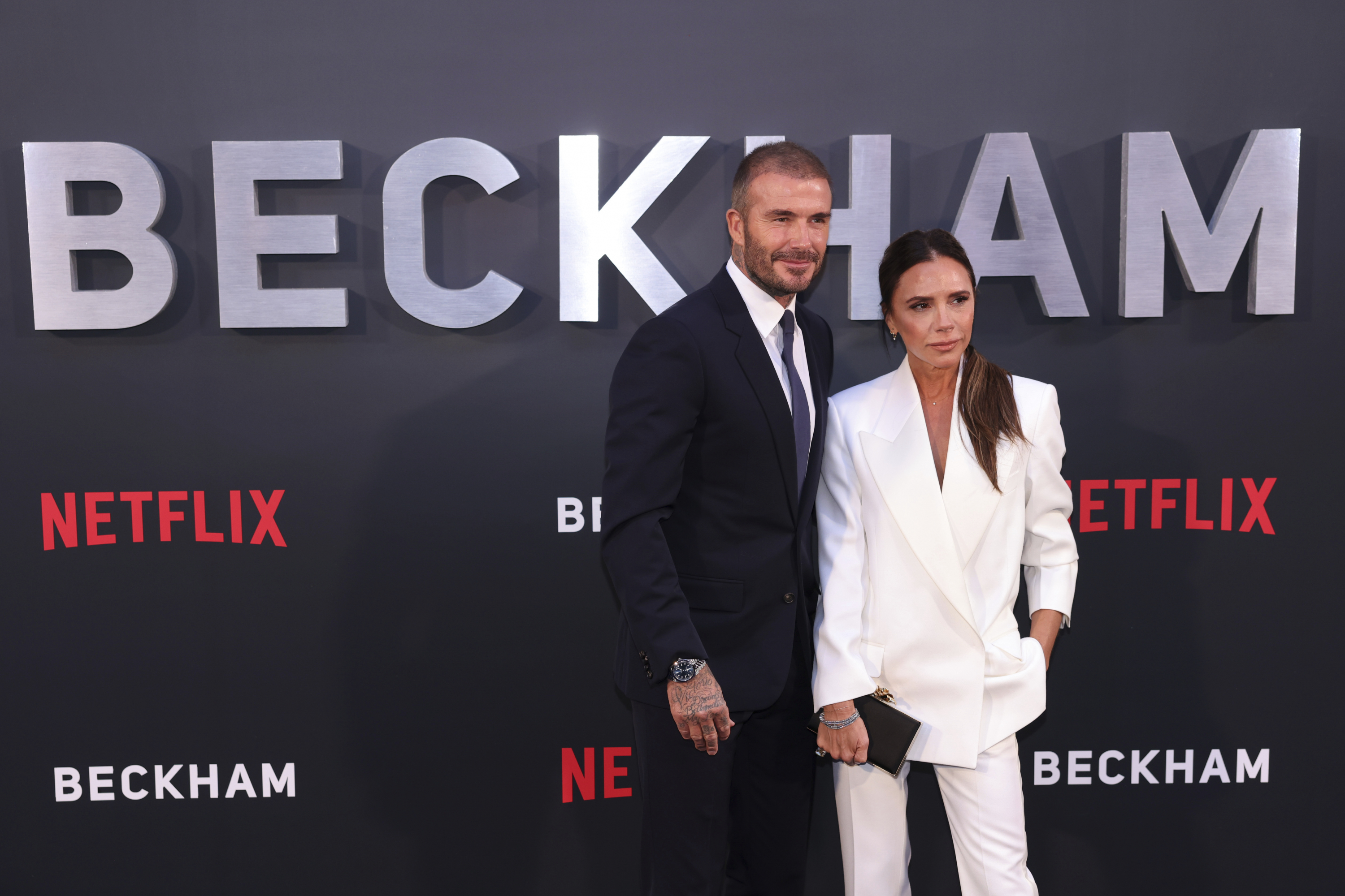 David y Victoria Beckham posan durante la presentación de su documental en Londres.