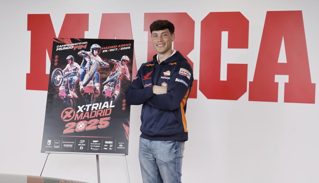 Gabriel Marcelli, con el cartel del X-Trial de Madrid 2025.