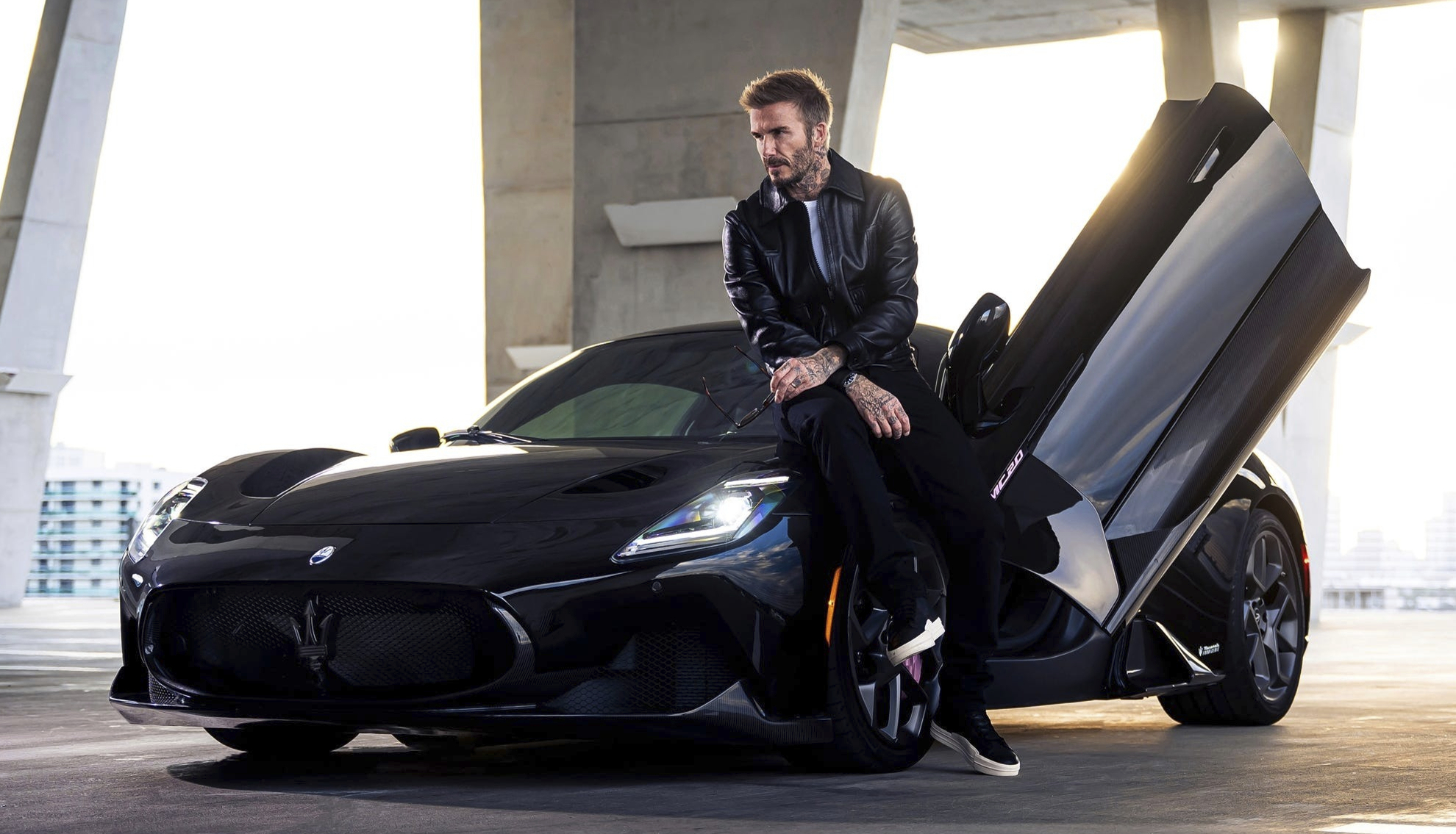Beckham posa con el Maserati MC20, uno de los vehículos de su colección.