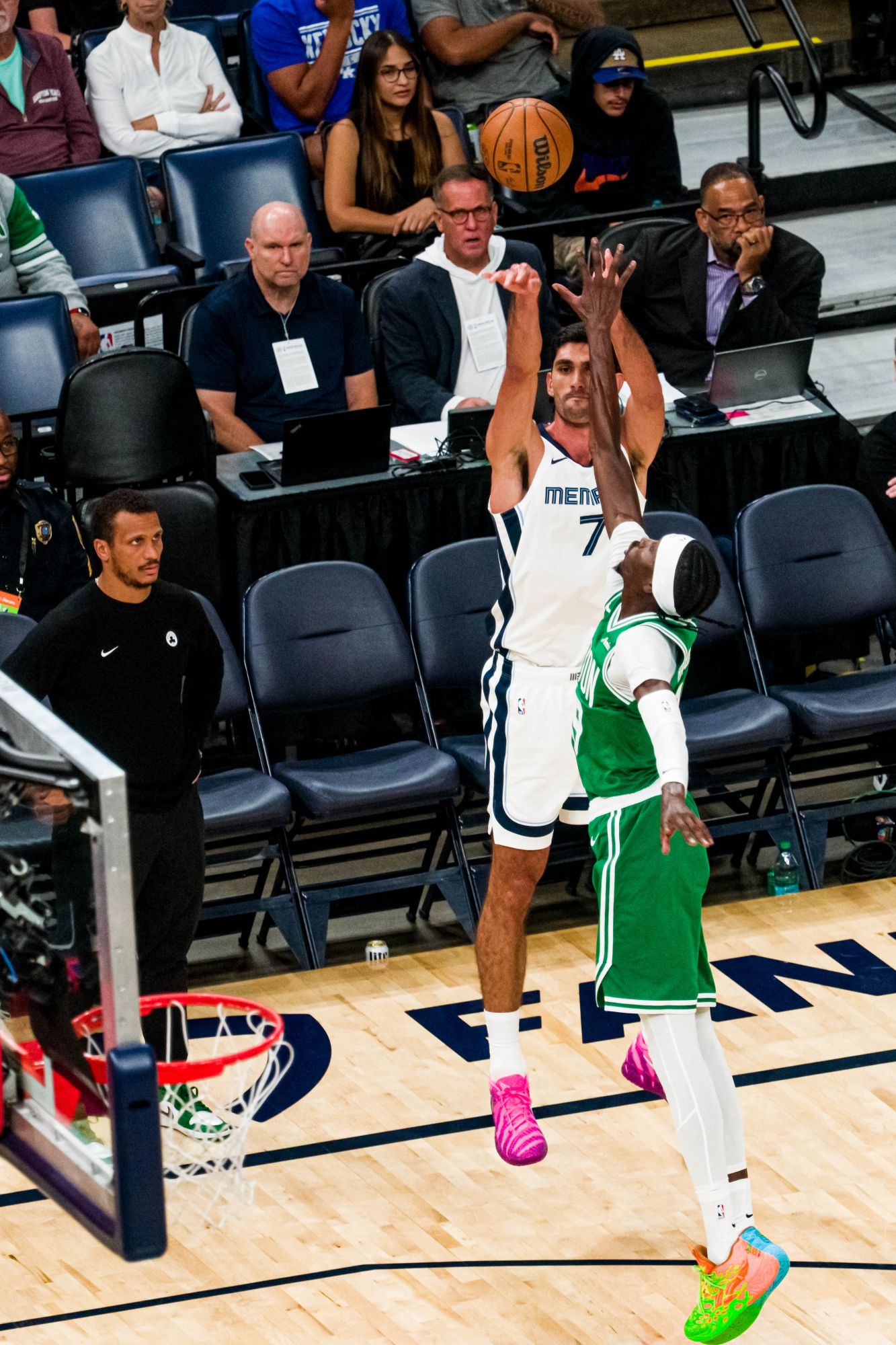 Dobles dígitos de Santi Aldama con los Grizzlies ante los Celtics de Hugo González
