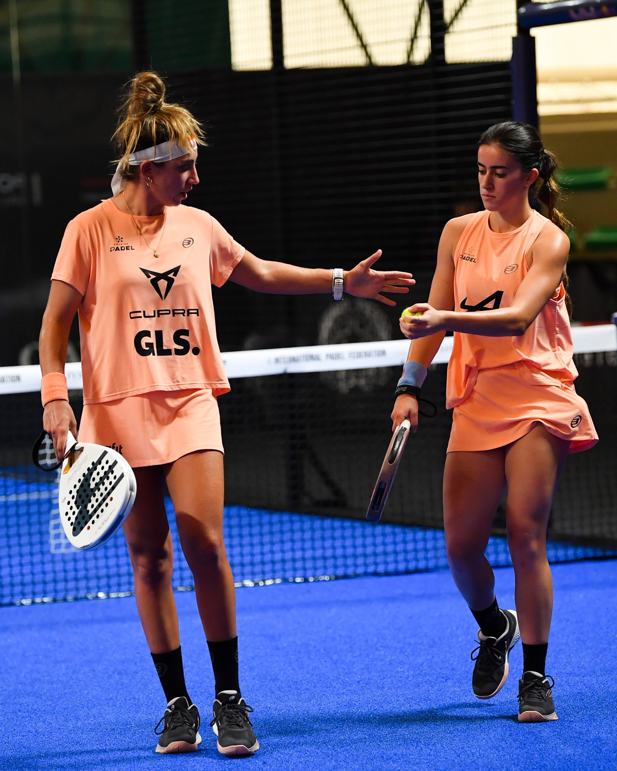 Claudia y Bea ganan en su debut en Milán.