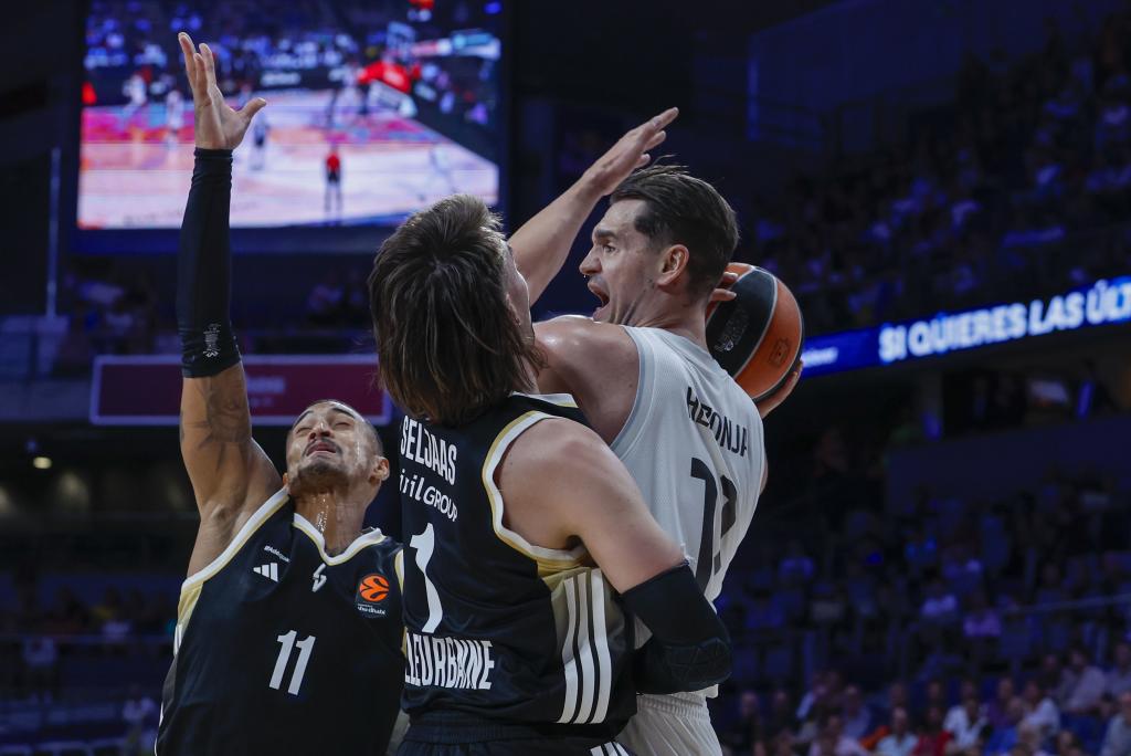 Mario Hezonja trata de deshacerse de la defensa de Zach Seljaas.
