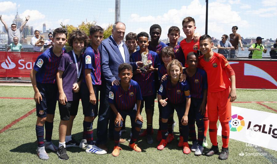 Lamine Yamal, con el trofeo de máximo goleador, junto a Javier Tebas y el resto de sus compañeros