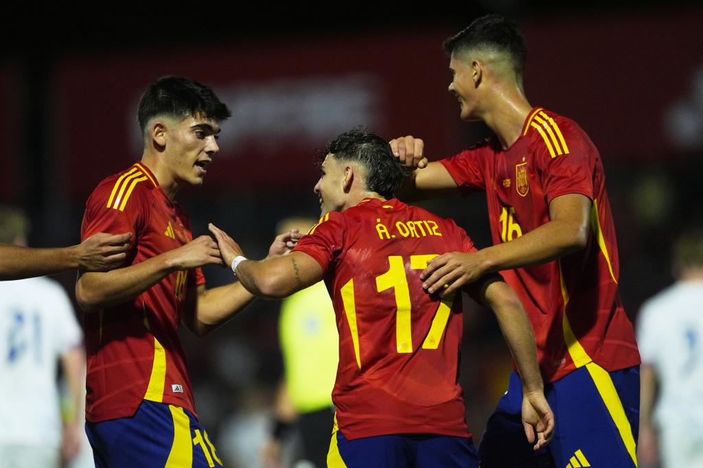 Futbolistas de la sub 21 celebrando un gol.