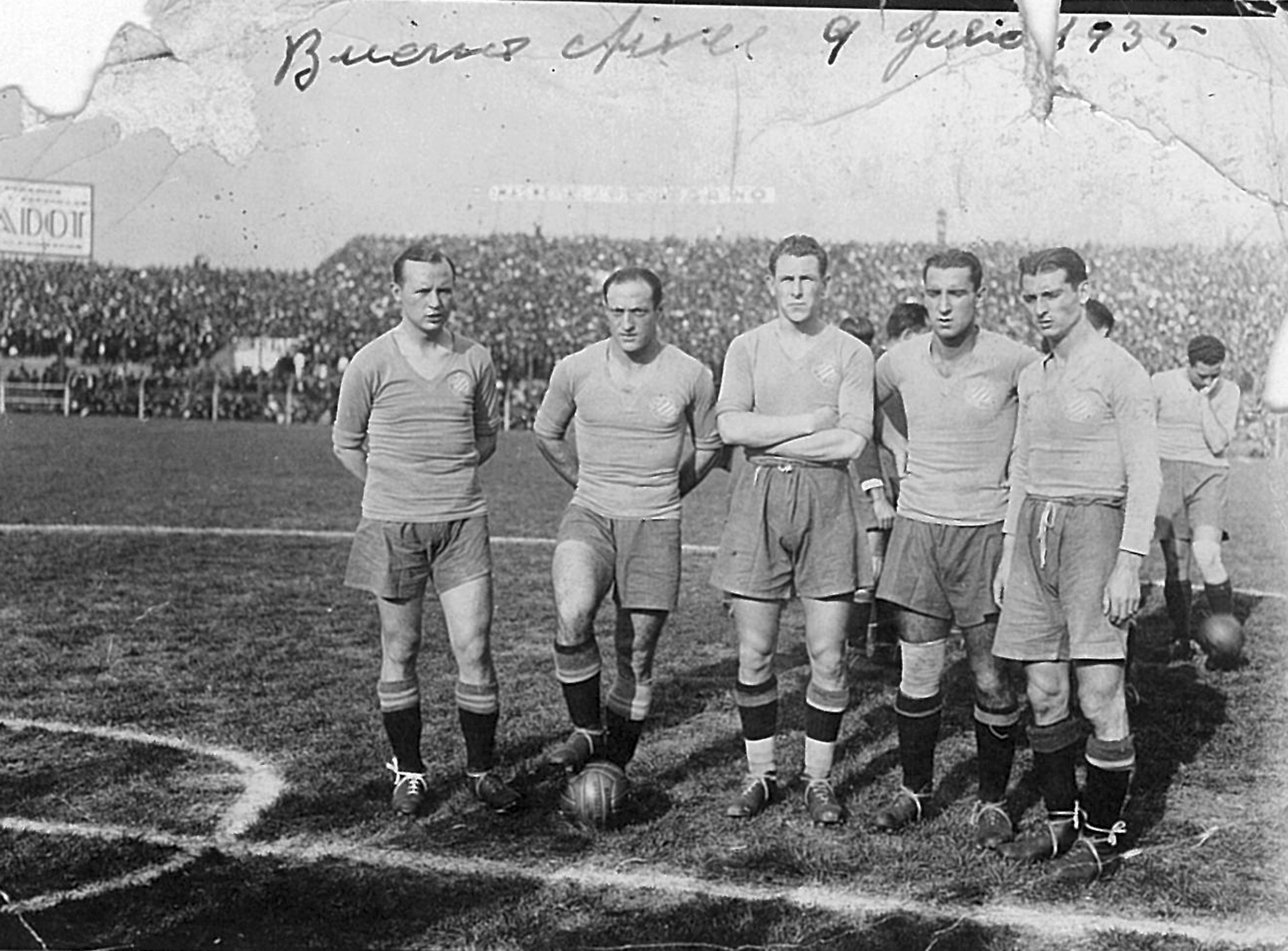 Elicegui, en el centro, con la camiseta del Espanyol en jun partido en Buenos Aires con jugadores del equipo perico y del Aviación.