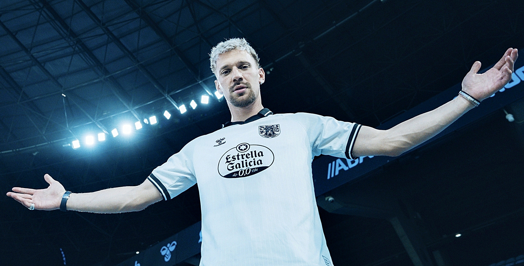 Ionuț Radu, en su presentación con el Celta