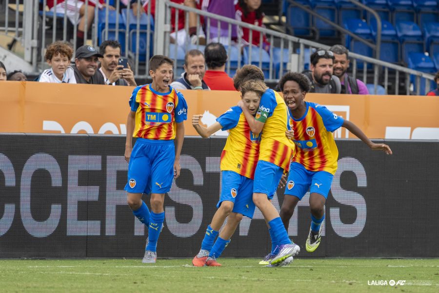 Los jugadores del Valencia celebran el 3-2 definitivo.