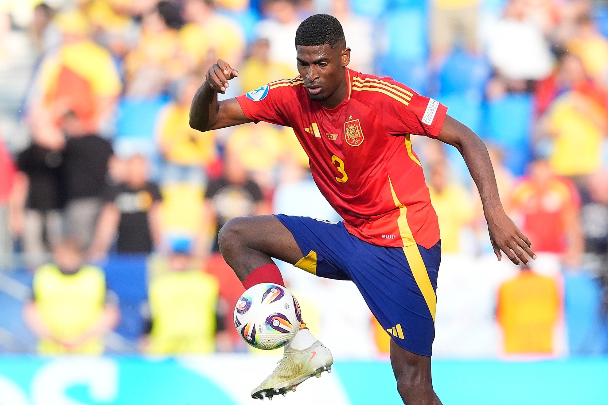 Cristhian Mosquera en un partido del Europeo.